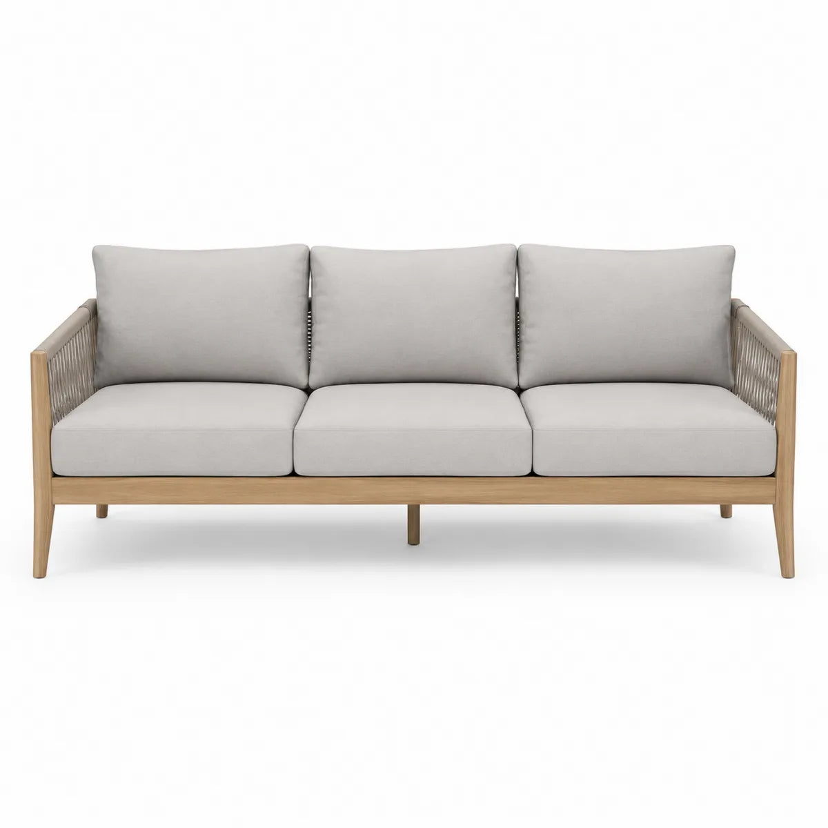 Drewniana sofa ogrodowa z szarymi poduszkami