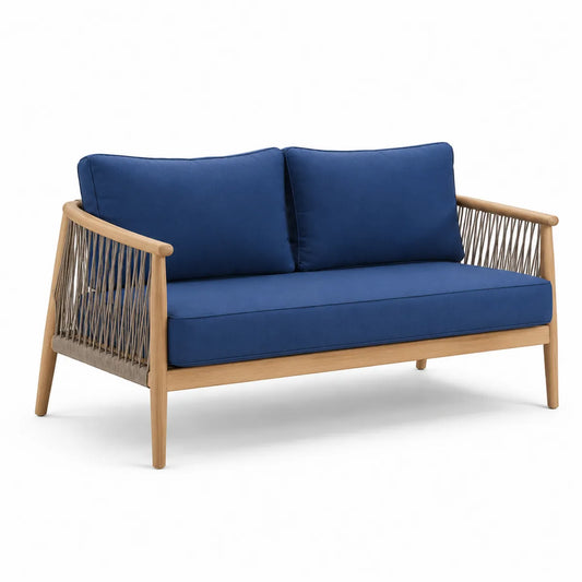 Dwuosobowa sofa z drewna tekowego z niebieskimi poduszkami