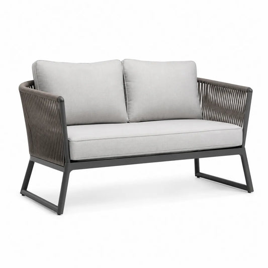 Sofa ogrodowa dwuosobowa z szarymi poduszkami