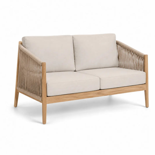 Drewniana dwuosobowa sofa z beżowymi poduszkami