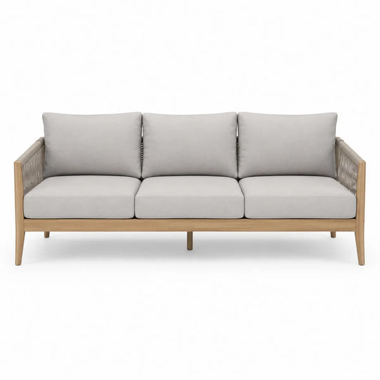 Drewniana sofa ogrodowa z szarymi poduszkami